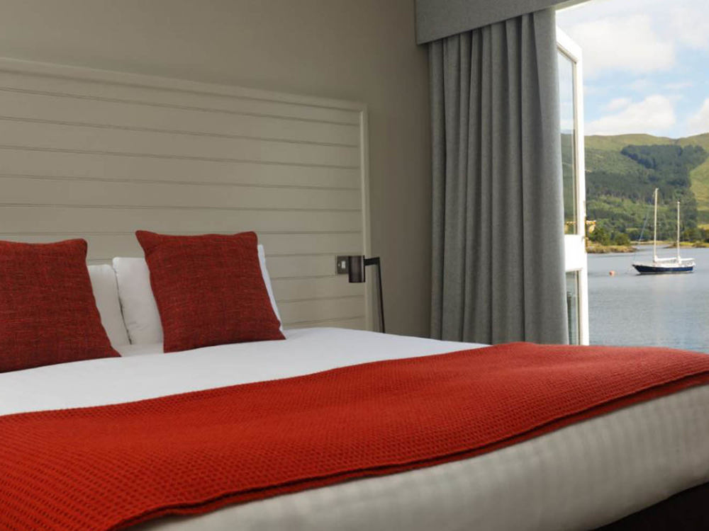 Isles of Glencoe Hotel bedroom